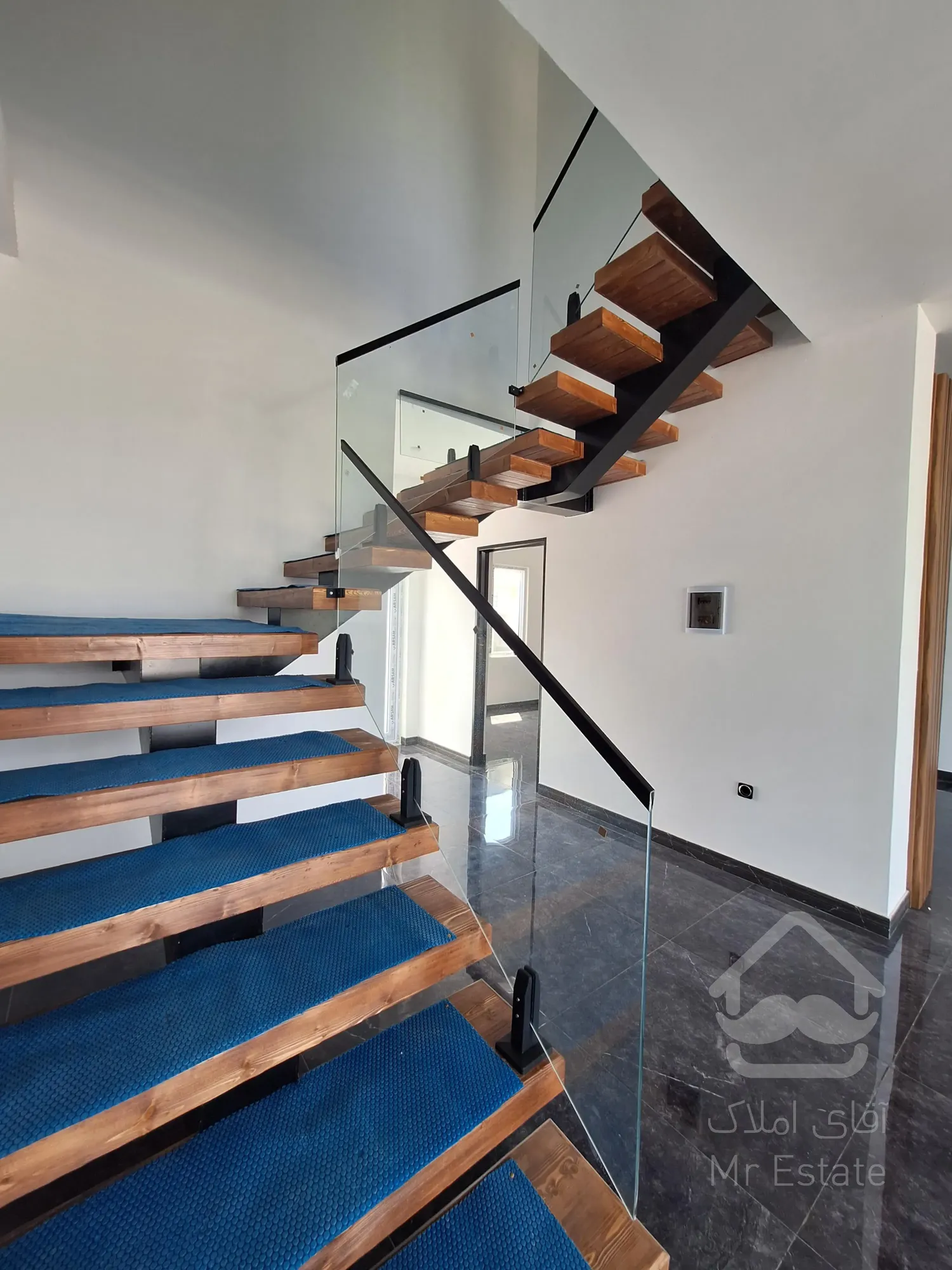 ویلای مدرن روف دار با ویو دریاچه و پارک جنگلی نور