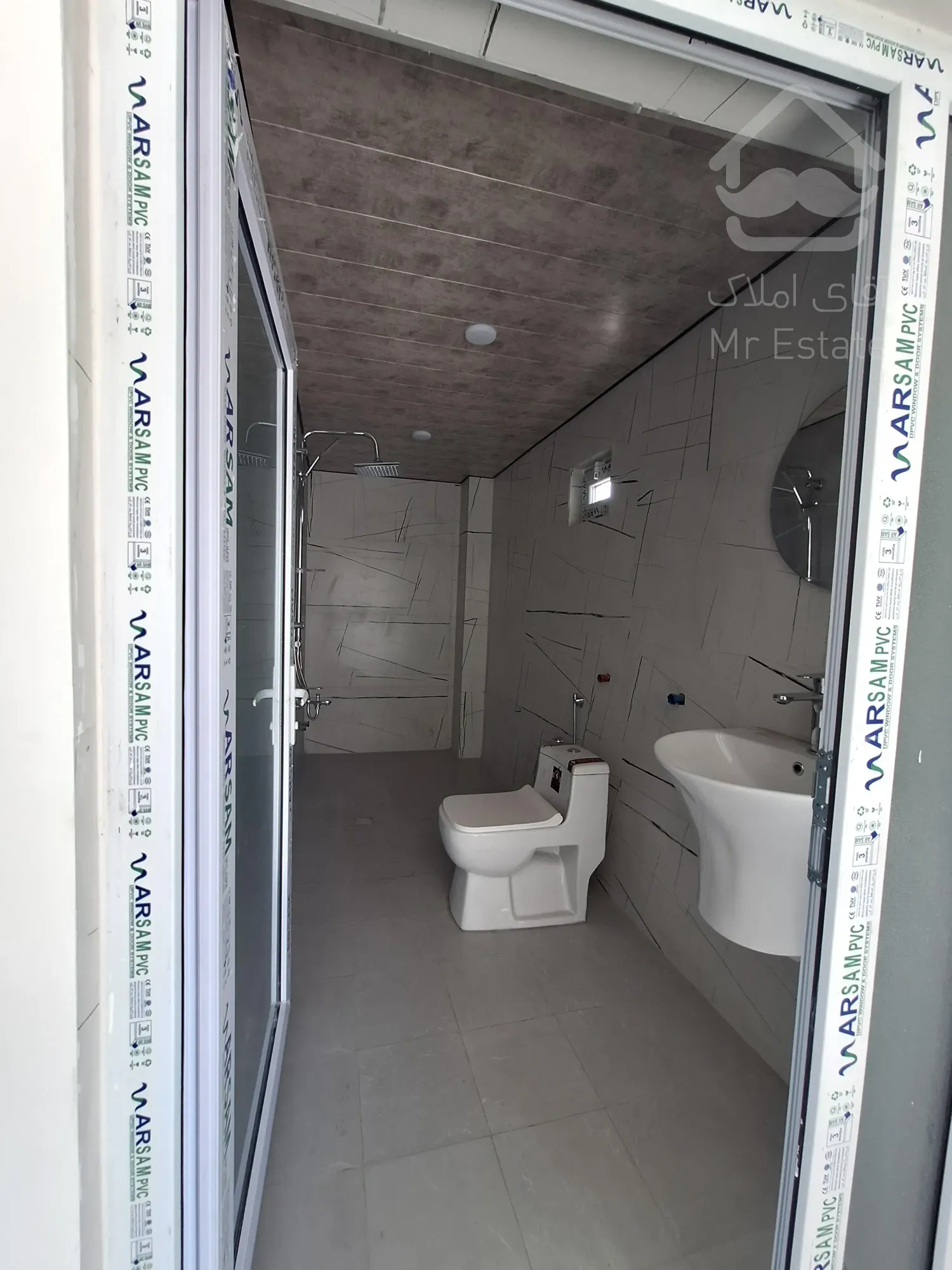 ویلای مدرن روف دار با ویو دریاچه و پارک جنگلی نور