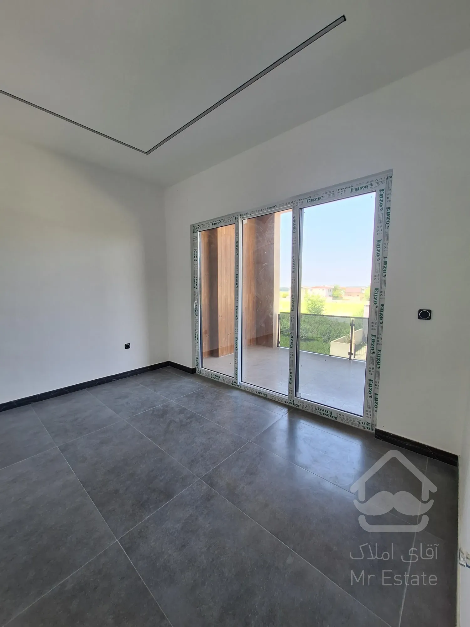 ویلای مدرن روف دار با ویو دریاچه و پارک جنگلی نور