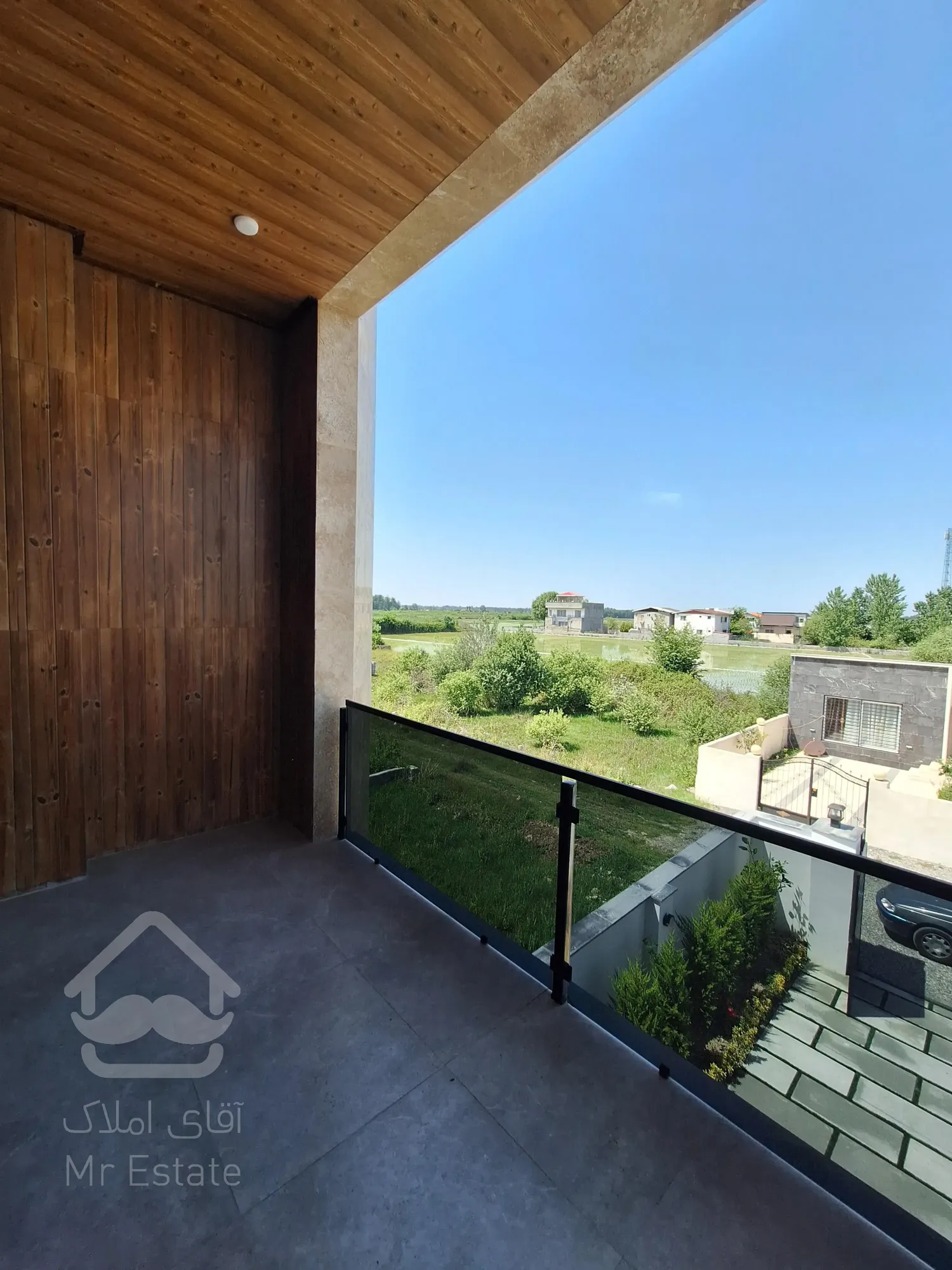 ویلای مدرن روف دار با ویو دریاچه و پارک جنگلی نور