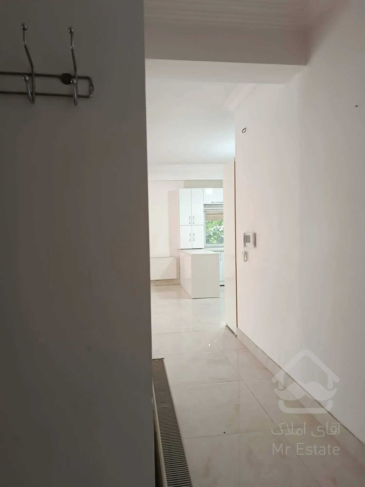 خانه‌ای مدرن با سالن ۱۵۰ متری در دل شهر سرسبز کردکوی فروش ویلای بزرگ با آشپزخانه مخفی و حیاط دلباز –