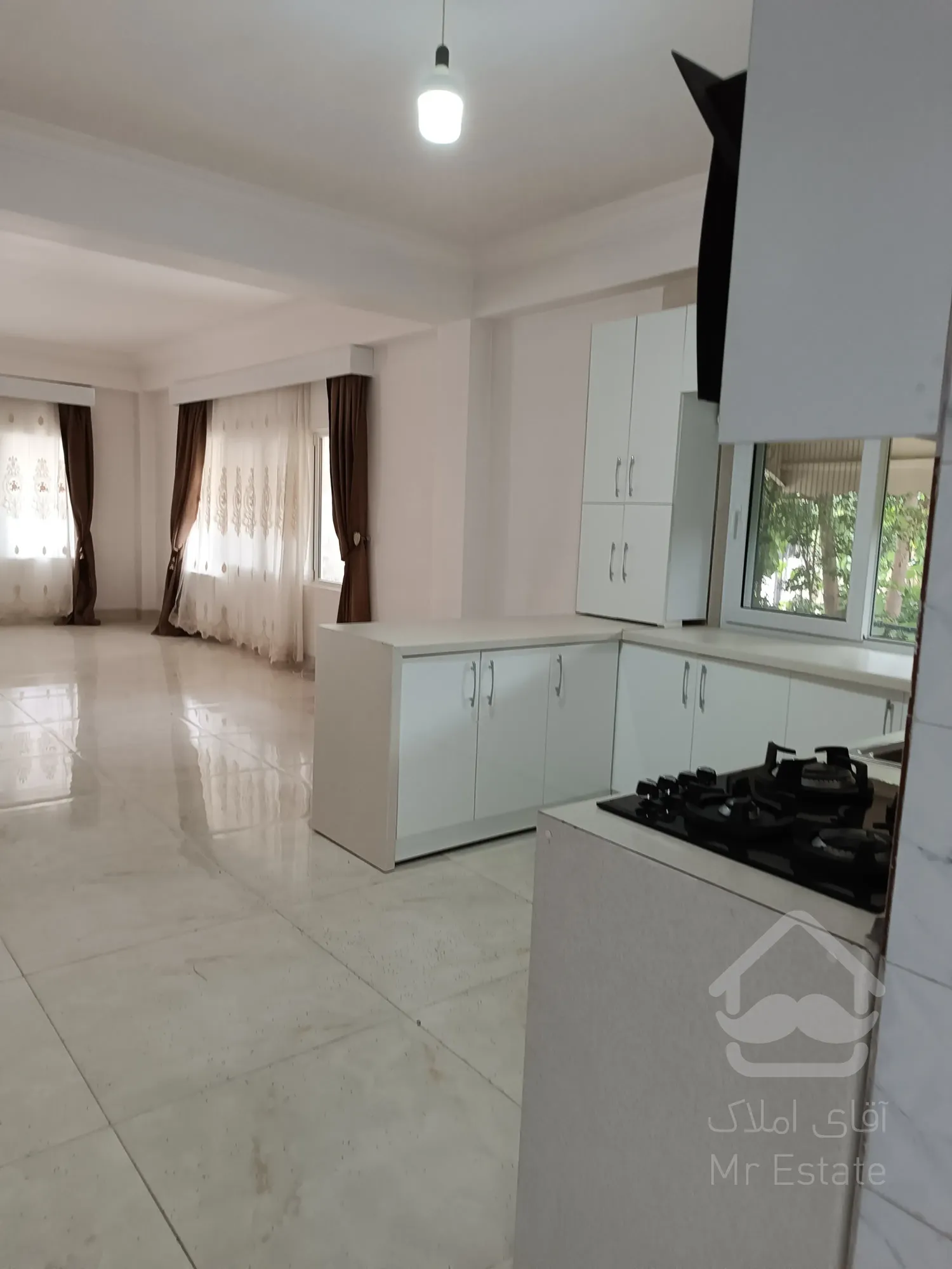 خانه‌ای مدرن با سالن ۱۵۰ متری در دل شهر سرسبز کردکوی فروش ویلای بزرگ با آشپزخانه مخفی و حیاط دلباز –