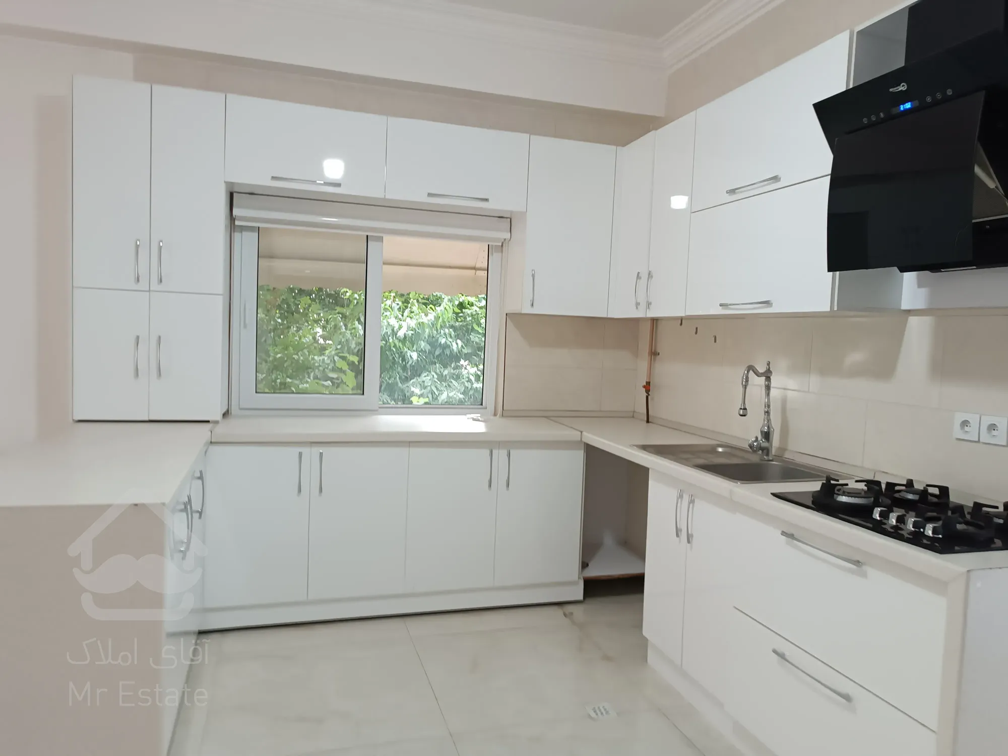 خانه‌ای مدرن با سالن ۱۵۰ متری در دل شهر سرسبز کردکوی فروش ویلای بزرگ با آشپزخانه مخفی و حیاط دلباز –