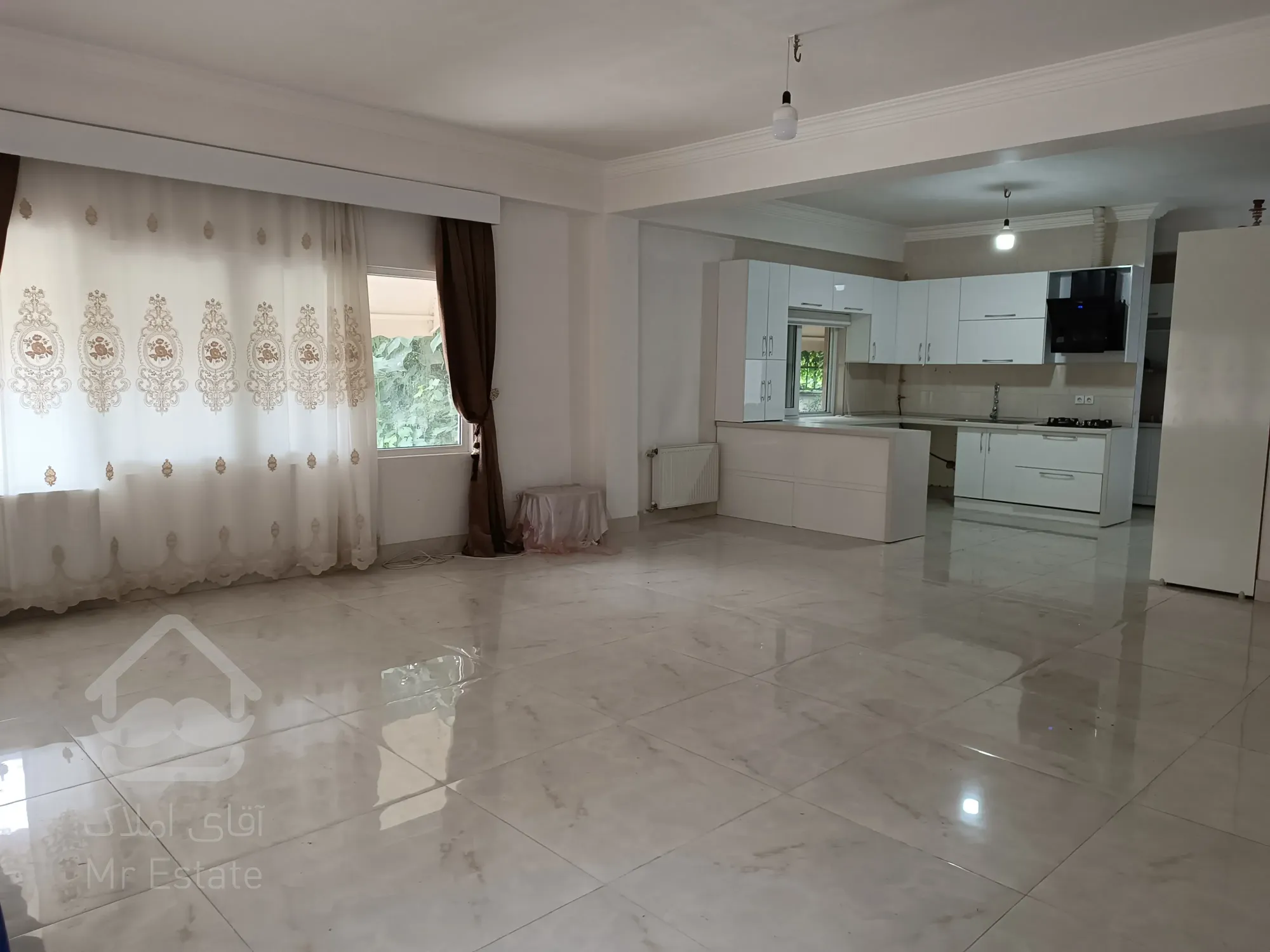 خانه‌ای مدرن با سالن ۱۵۰ متری در دل شهر سرسبز کردکوی فروش ویلای بزرگ با آشپزخانه مخفی و حیاط دلباز –