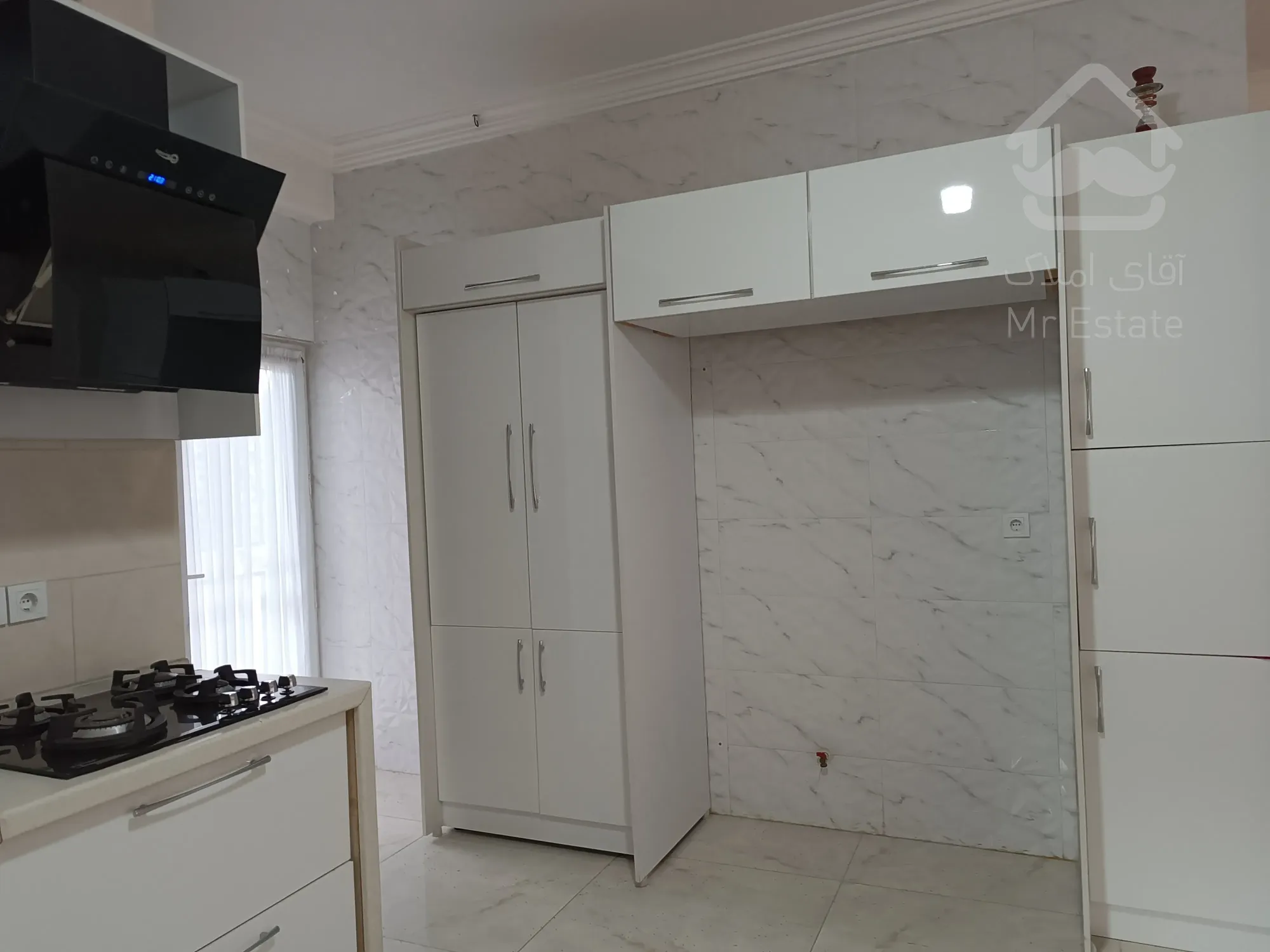 خانه‌ای مدرن با سالن ۱۵۰ متری در دل شهر سرسبز کردکوی فروش ویلای بزرگ با آشپزخانه مخفی و حیاط دلباز –