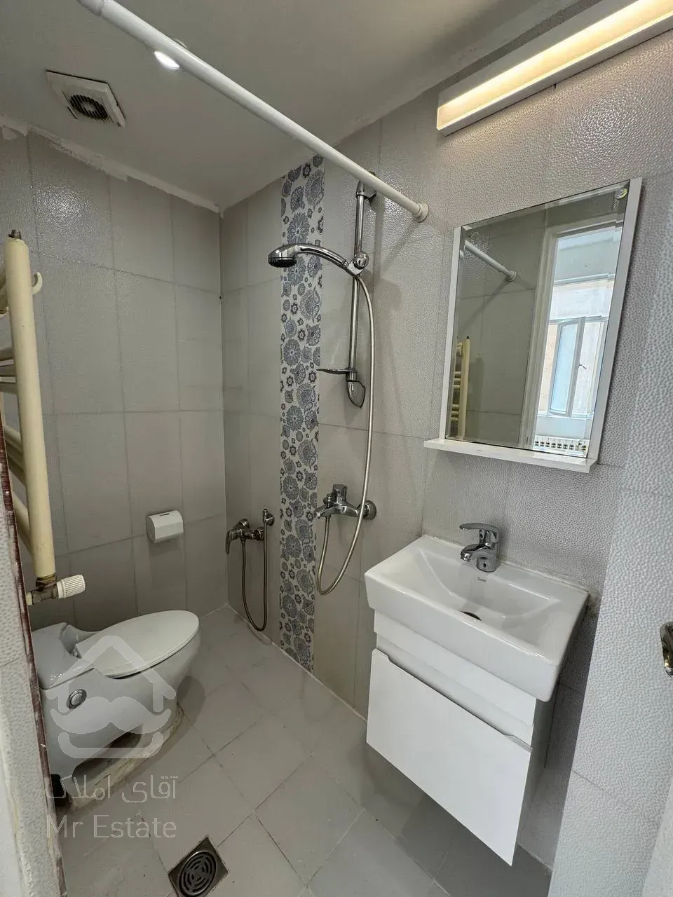 فروش آپارتمان ۸۰متری نما تراورتن بدون پرتی سالن پرده خور