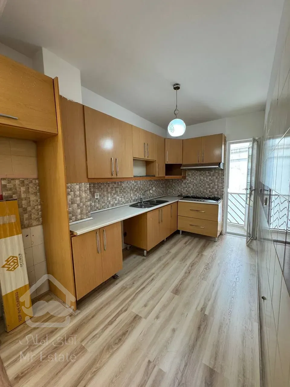 فروش آپارتمان ۸۰متری نما تراورتن بدون پرتی سالن پرده خور