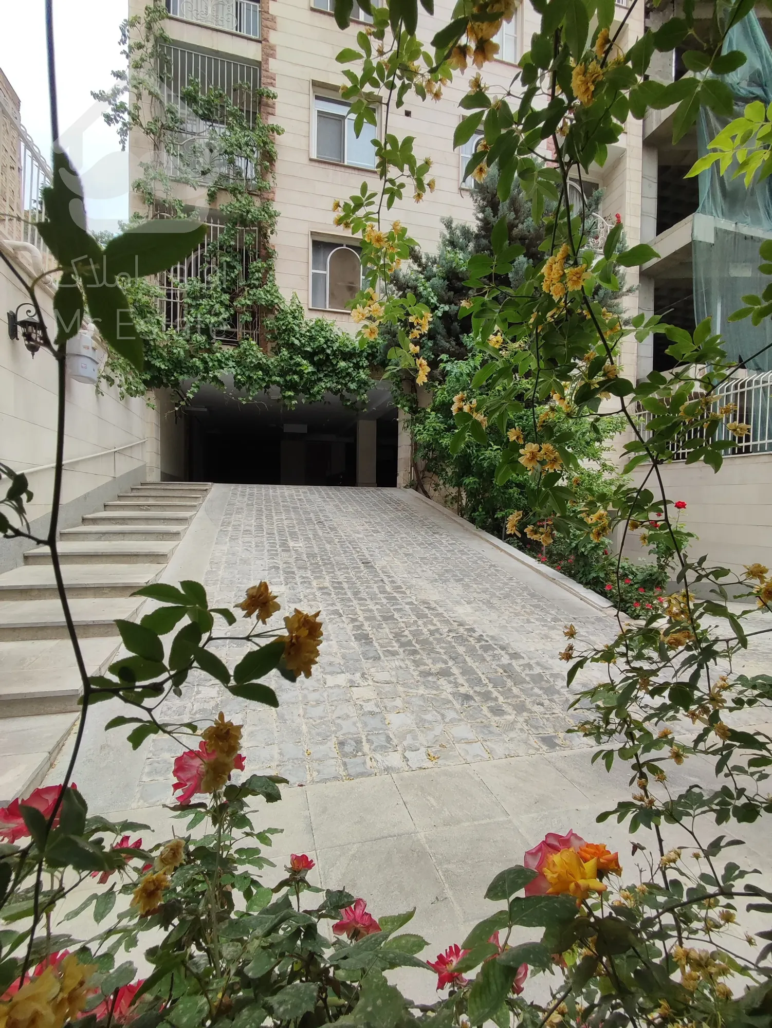 فروش آپارتمان ۱۱۰ متری در جماران خوش نقشه و خوش نور