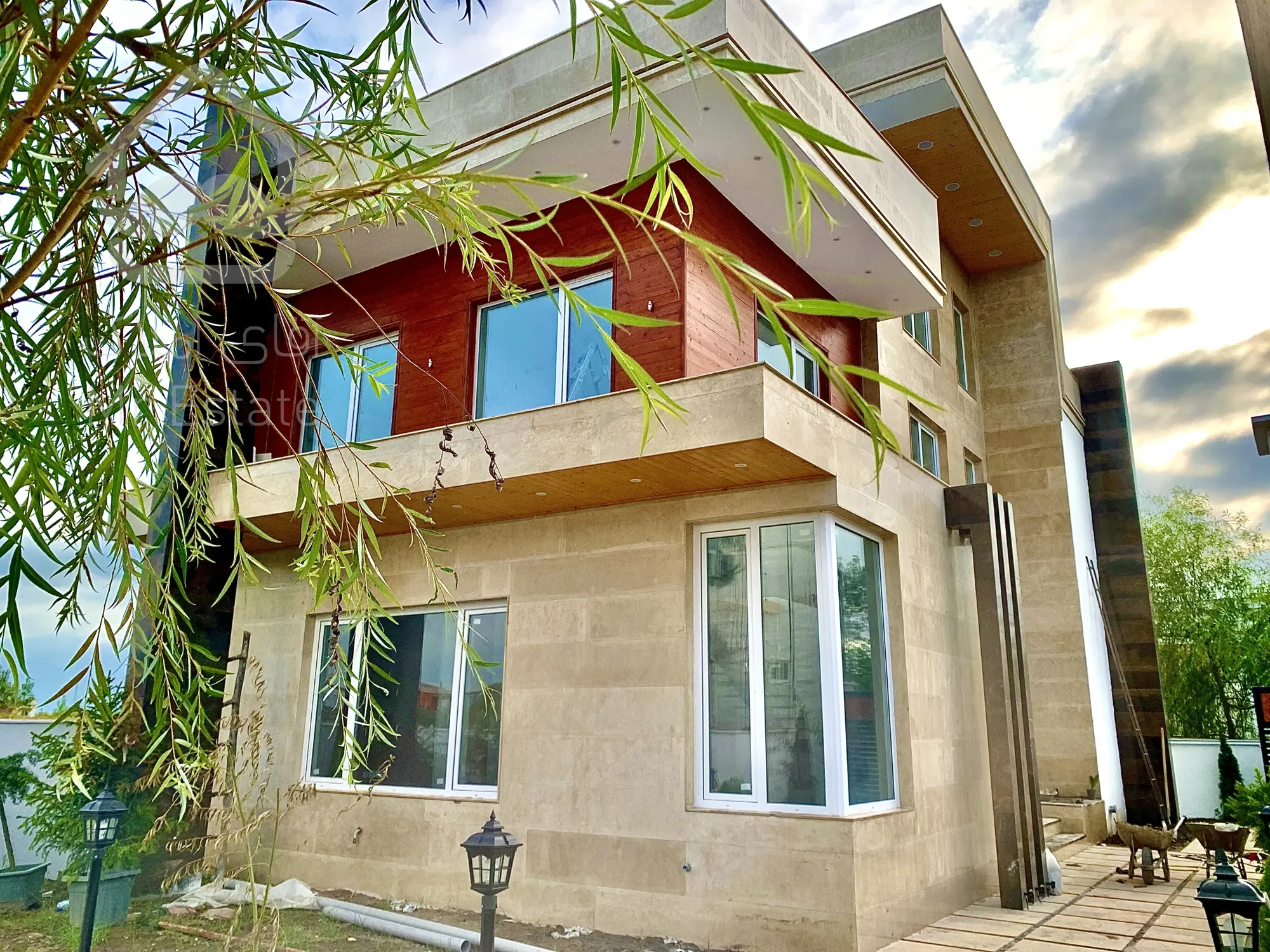 ویلا تریبلکس مدرن نزدیک دریا و جنگل