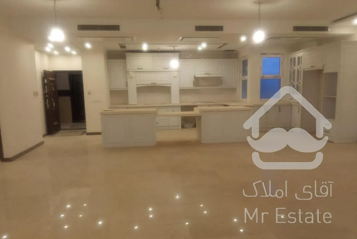 میدان ونک توانیر شمالی 190متر نوساز طبقه اول