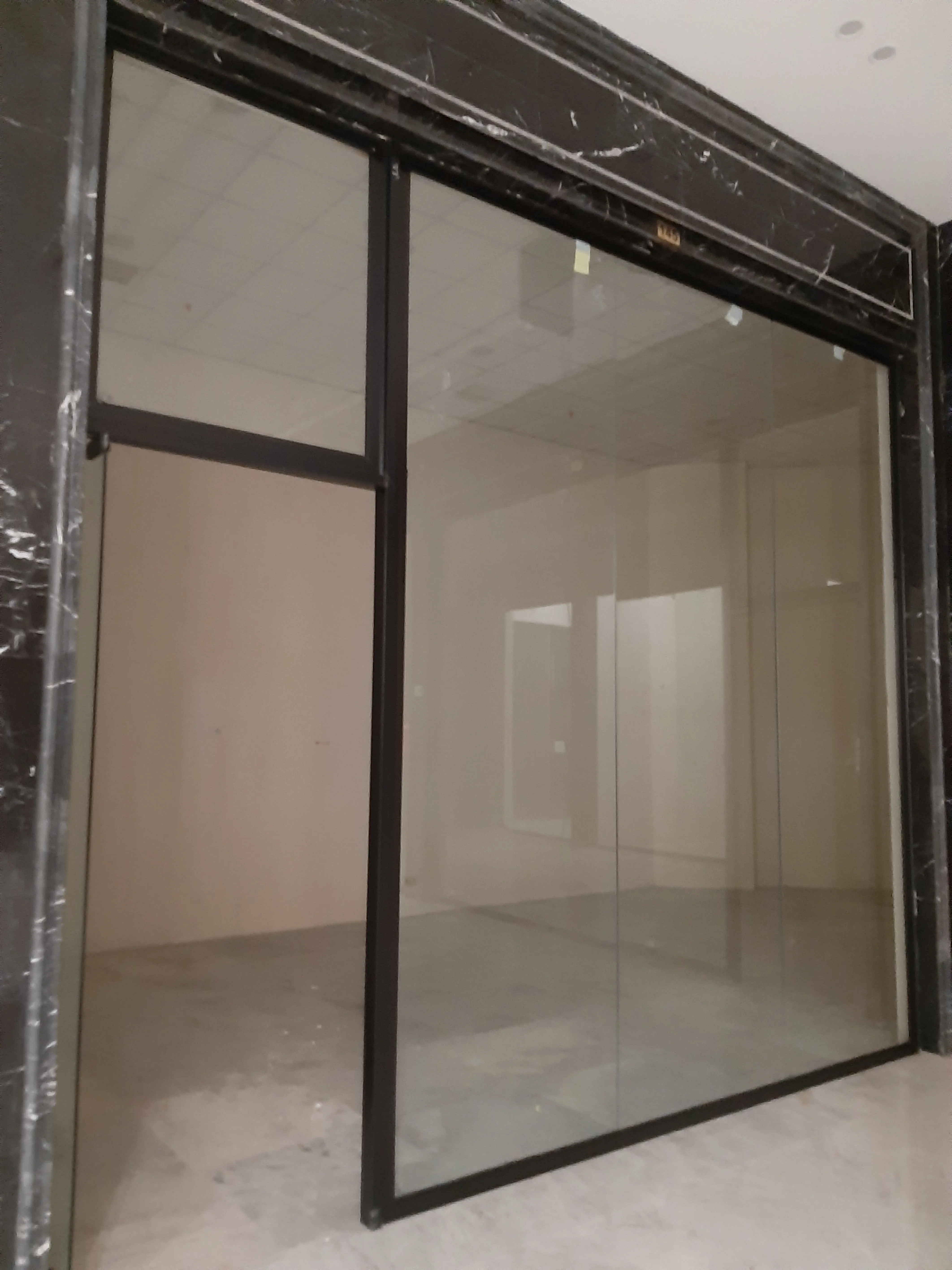 فروش مغازه در رونیکا مال هروی همراه با سند تگ برگ تجاری