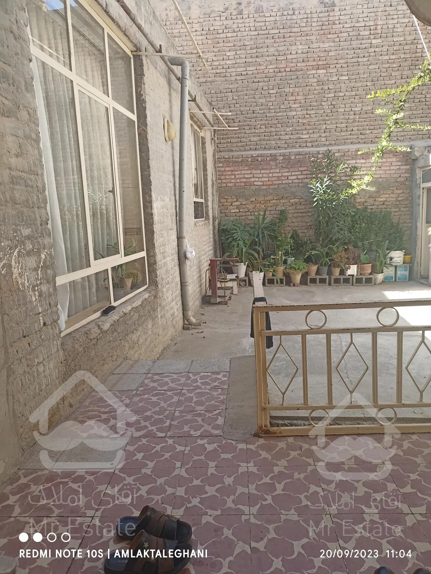 حیاط مسکونی ۲۰۰ متری در ۲۴ متری