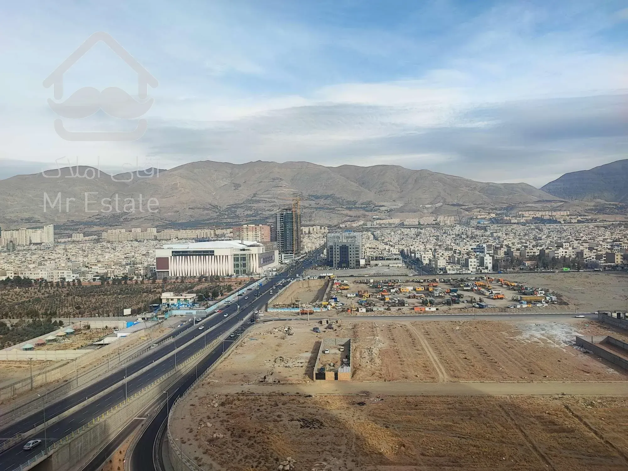 کلید نخورده،مدرن،2 بالکن بزرگ، ویو کوه و دریاچه از طبقه 13