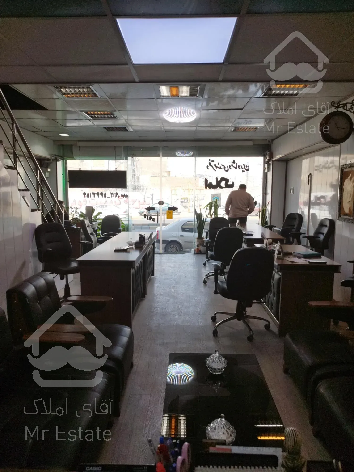 مغازه تجاری بر6سقف بلند دارای ابدارخانه سرویس بهداشتی کولرگازی بالن سرتاسری اتاق قرارداد