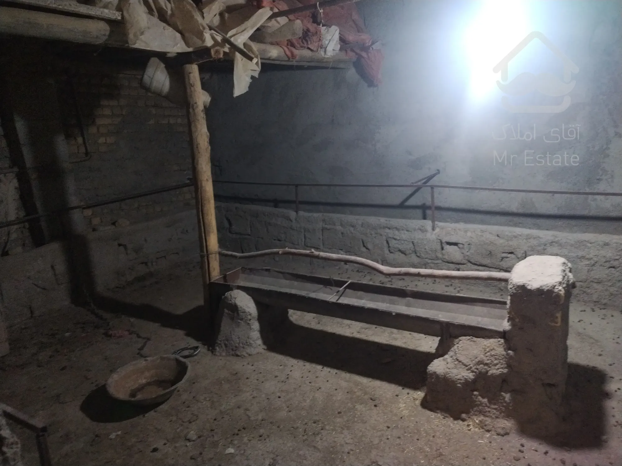 فروش دام داری باغ و ویلا 150متر زیر بنا و50متر سرایداری 80متر خانه ی نشیمن