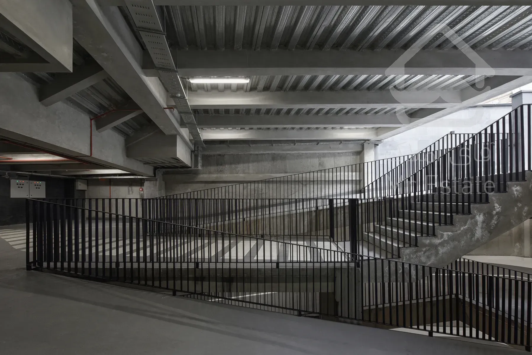 ۲۲۰ متر سند اداری بر اندرزگو ، نوساز مدرن ، ۴ پارکینگ