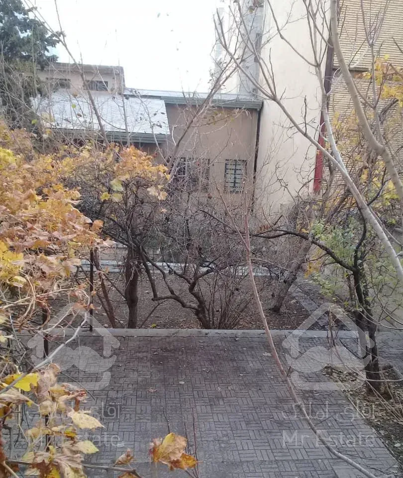 ۱۴۰متر با۲۰۰متر حیاط