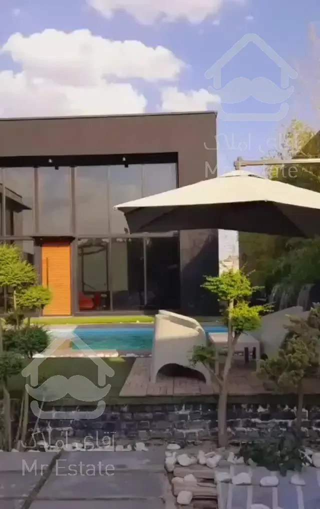 عمارت بزرگ  با استخر آبگرم