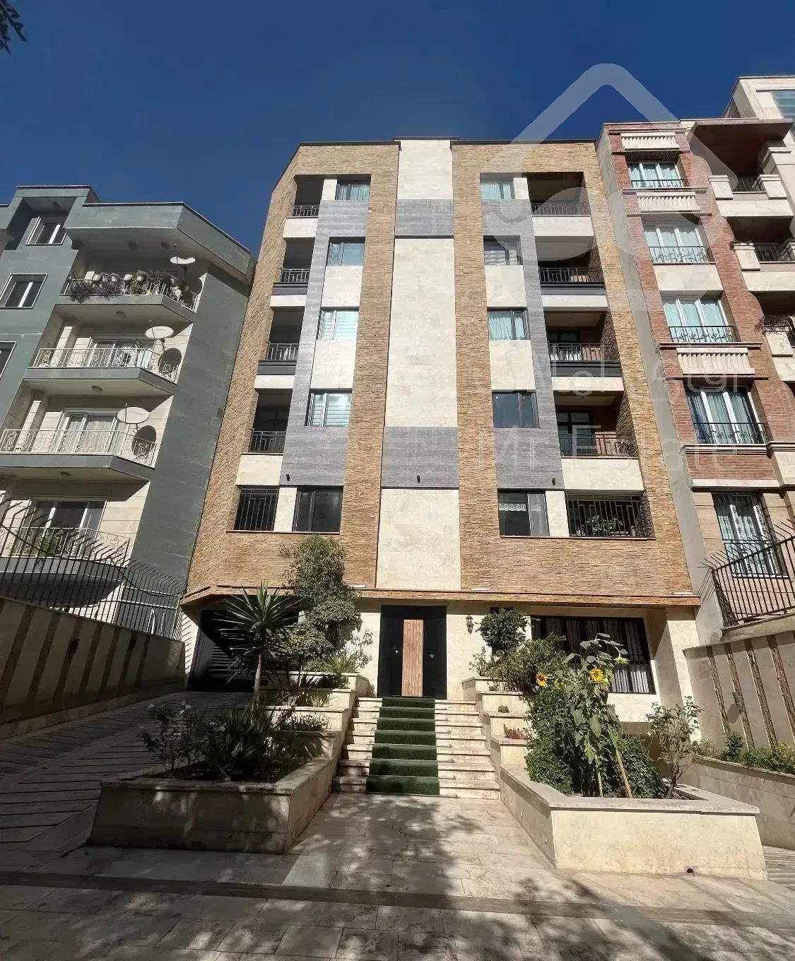 ۱۳۰متر هروی بسیار خوش نقشه / کم واحد در تاپ لوکیشن