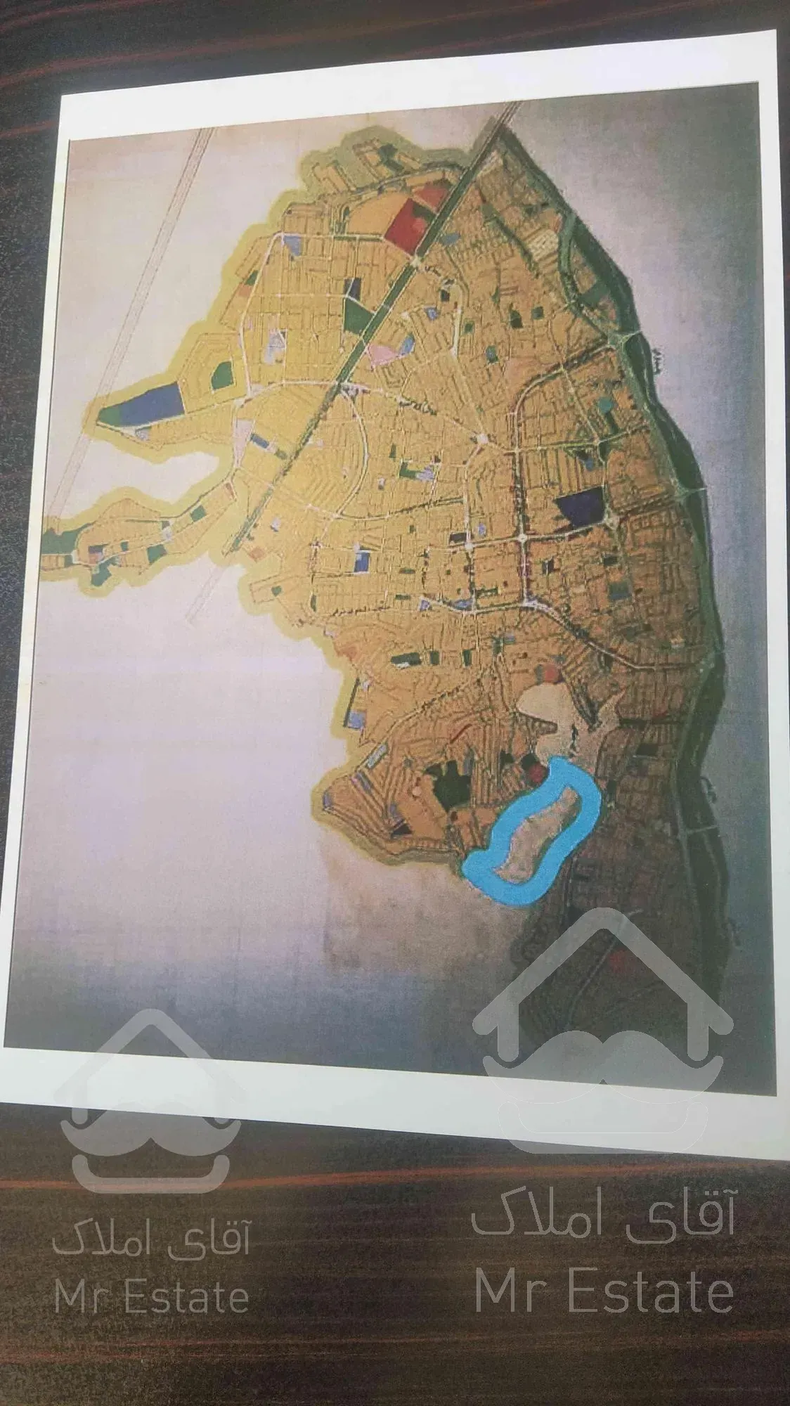 زمین پشت پارک جنگلی