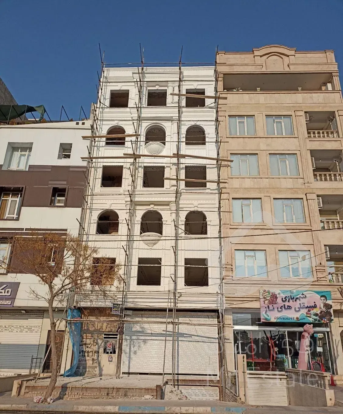 ملکیت. پنج واحد با مغازه ۲۰۰ متری نوساز. بر ادارات