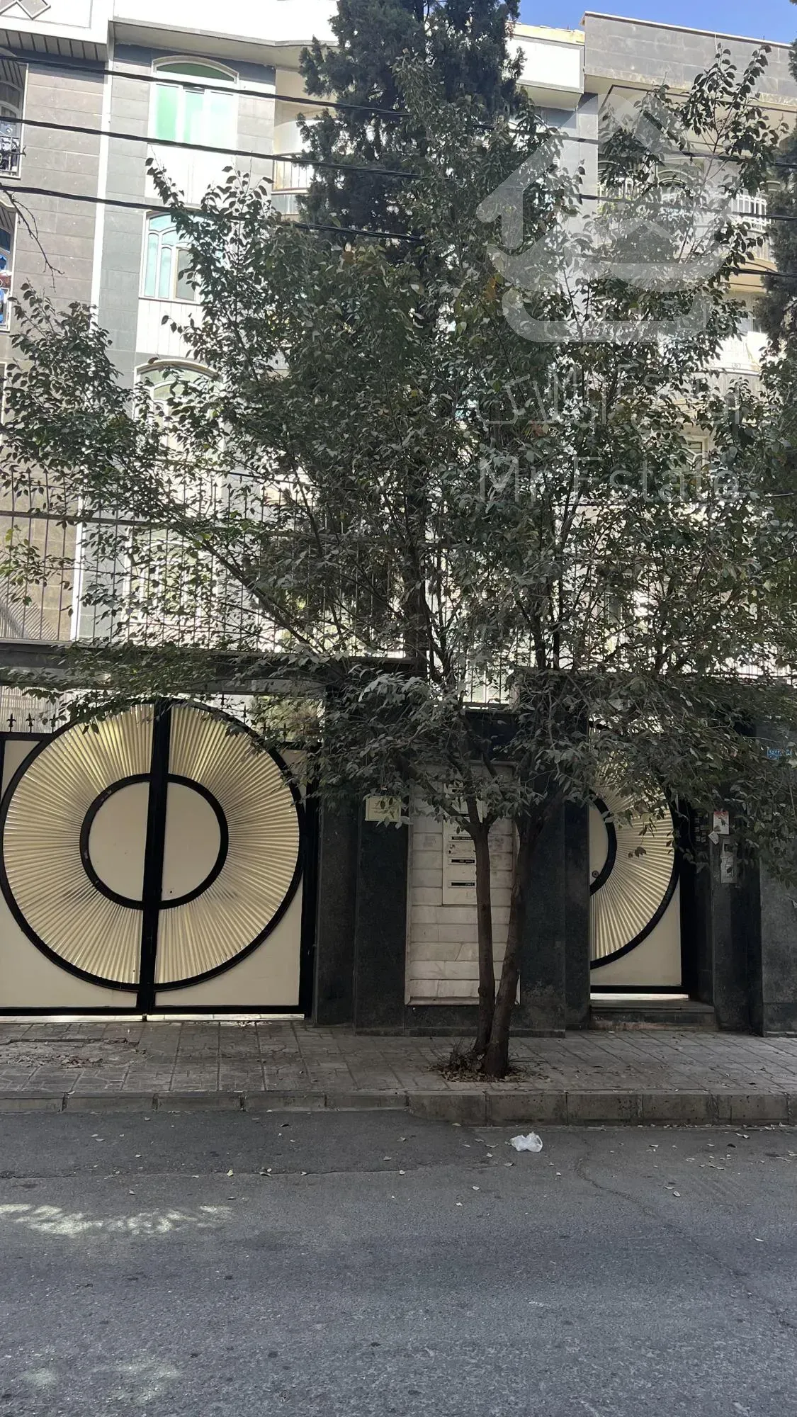 مزایده ای طبقه دوم از آپارتمان ۵ طبقه ای