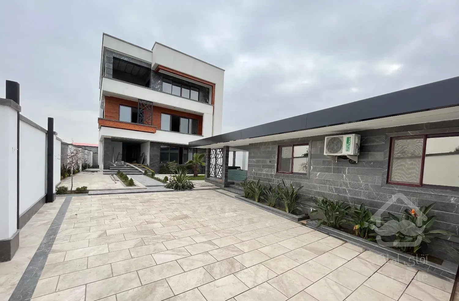 ۶۰۰ متر ۴ خواب شهرک بهزاد خیابان ام ار ای