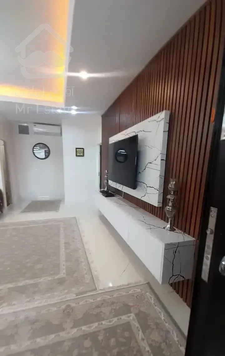 ۱۰۸ متر دورمیدان ولیعصر(خانم کریمی)