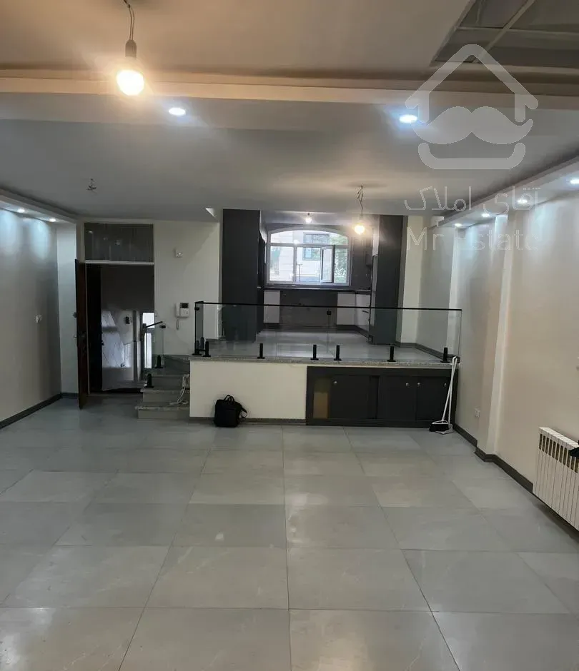 ۱۰۴ متر همکف ۶۰ متر حیاط در اختیار