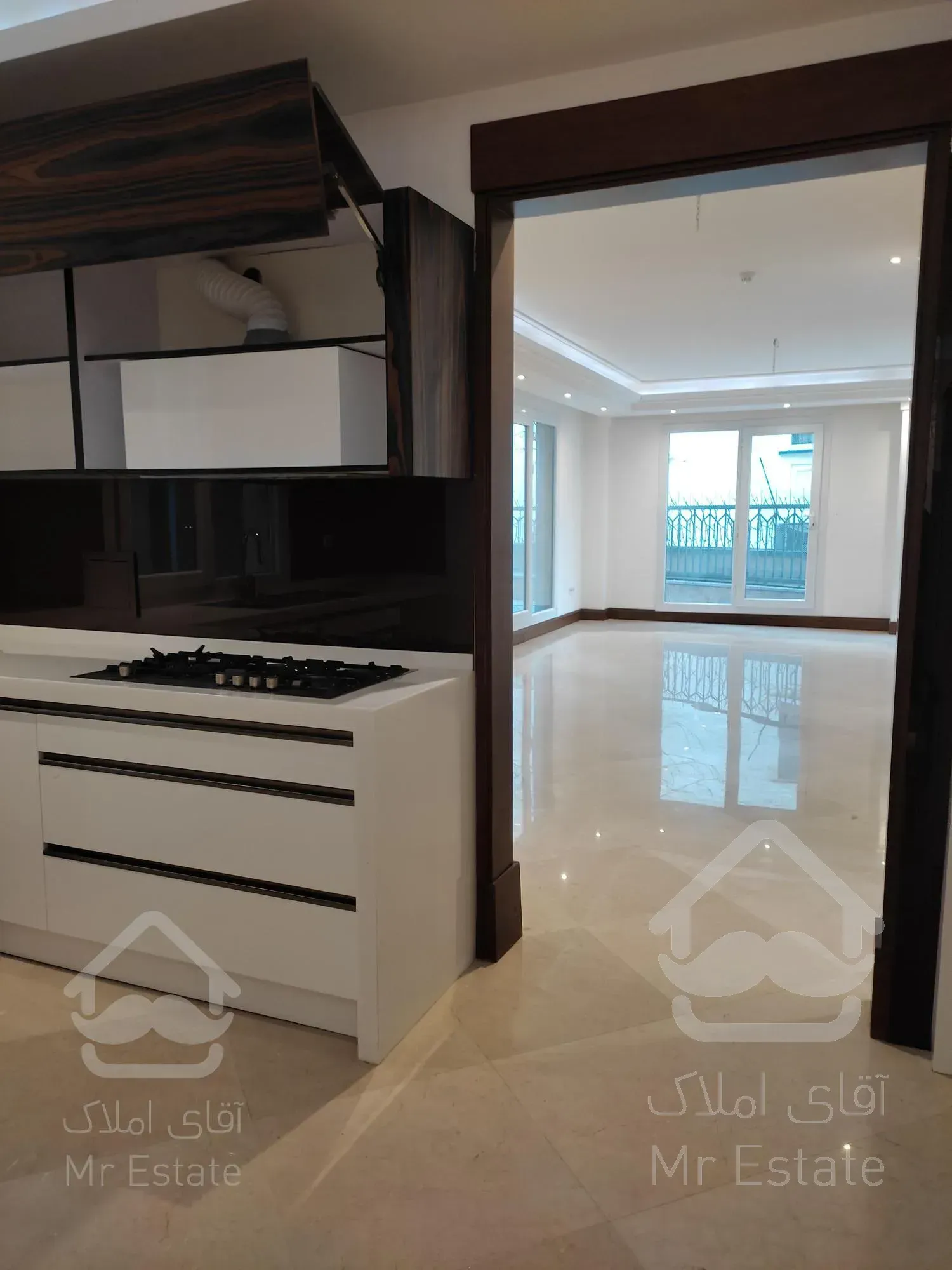 ۱۸۵متر با ۸۵متر حیاط اختصاصی . برج باغ فول مشاعات