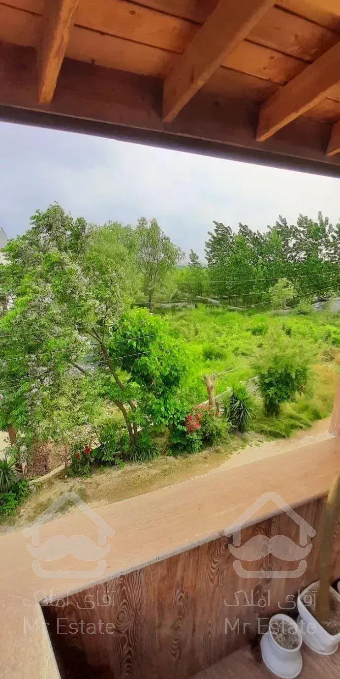 ویلا چوبی جنگلی با آبشار داخل پذیرایی