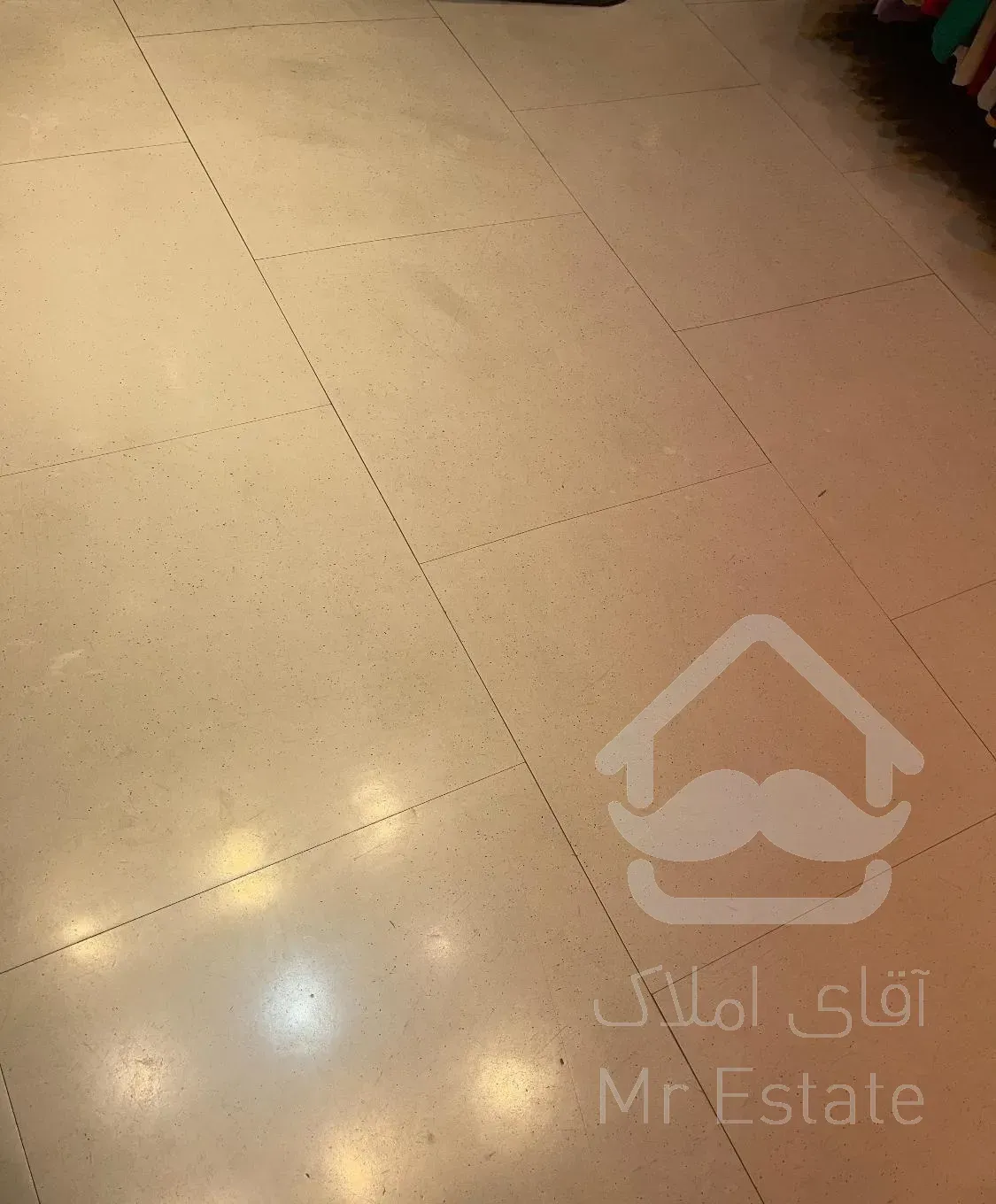 یک واحد ۱۰۵ متری طبقه همکف