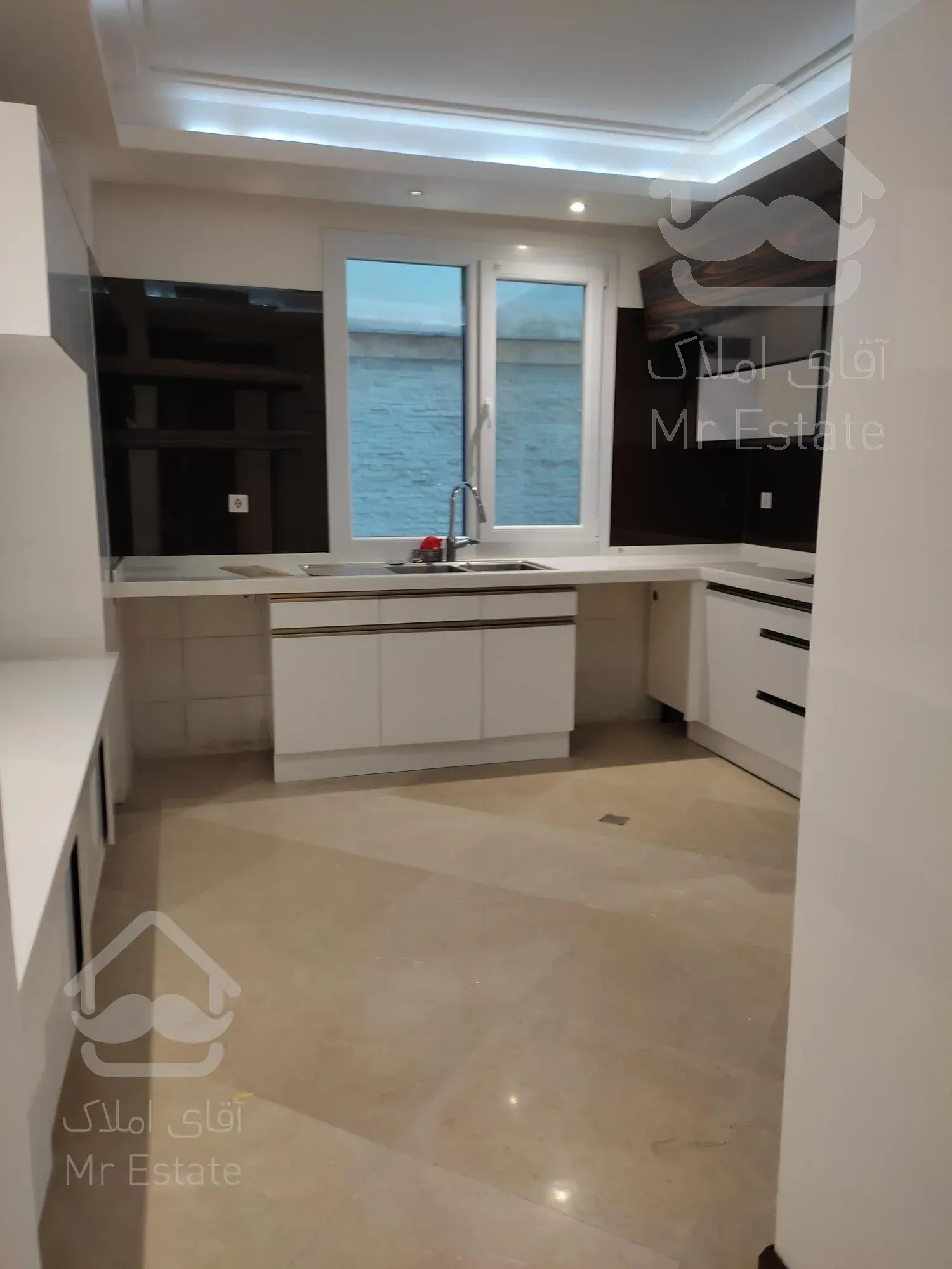 ۱۸۵متر با ۸۵متر حیاط اختصاصی . برج باغ فول مشاعات