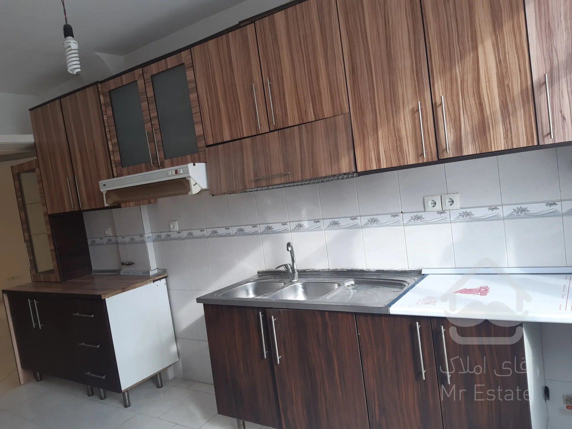 آپارتمان ۹۵ متری تک واحدی  تمیز  رنگ شده