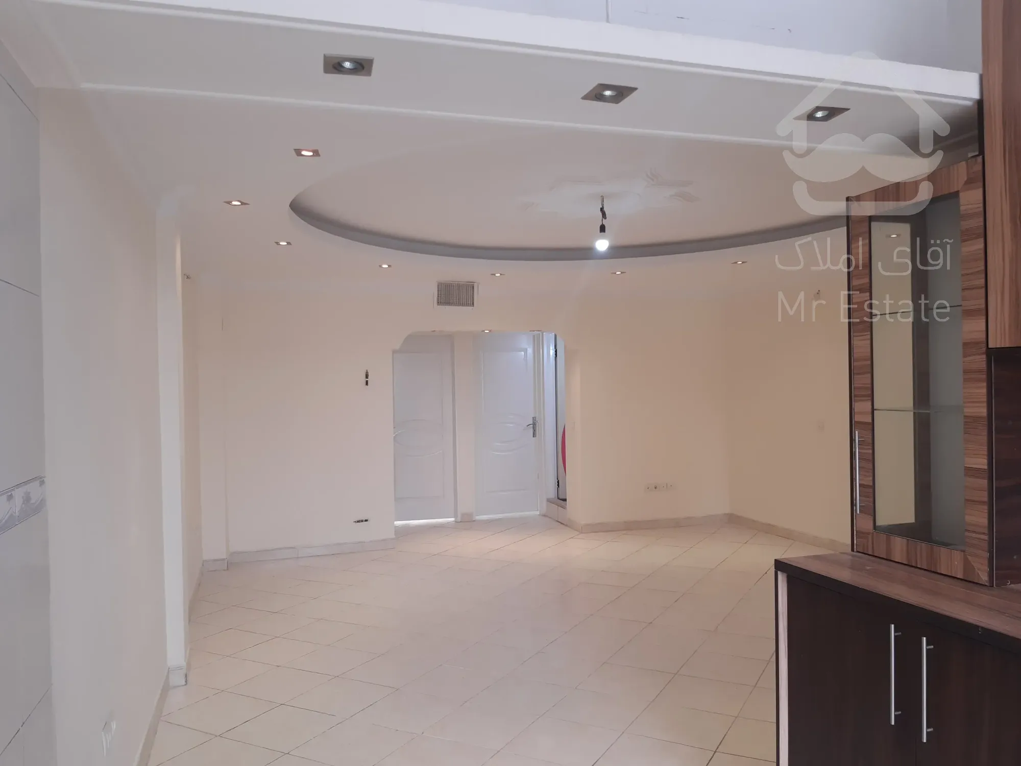 آپارتمان ۹۵ متری تک واحدی  تمیز  رنگ شده