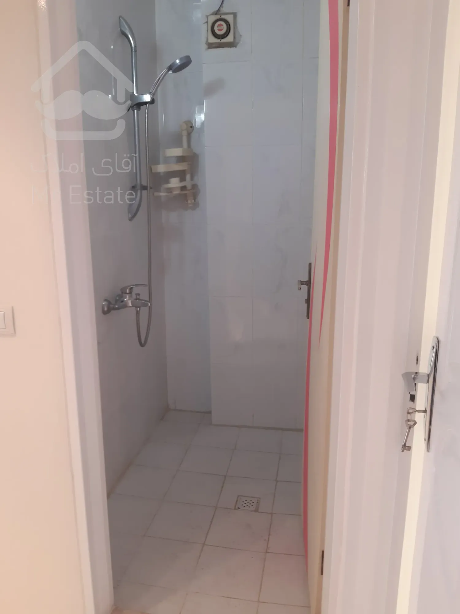 آپارتمان ۹۵ متری تک واحدی  تمیز  رنگ شده