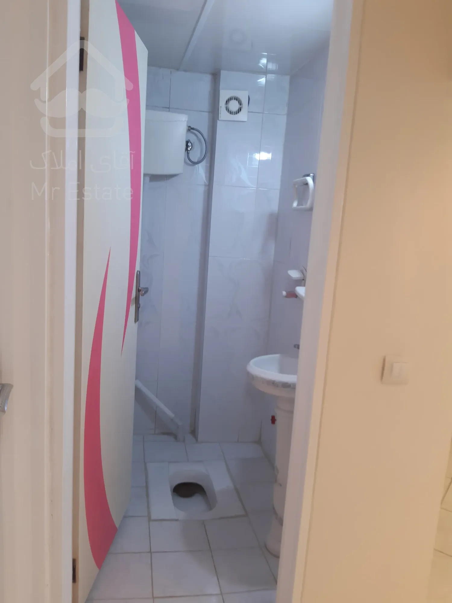 آپارتمان ۹۵ متری تک واحدی  تمیز  رنگ شده