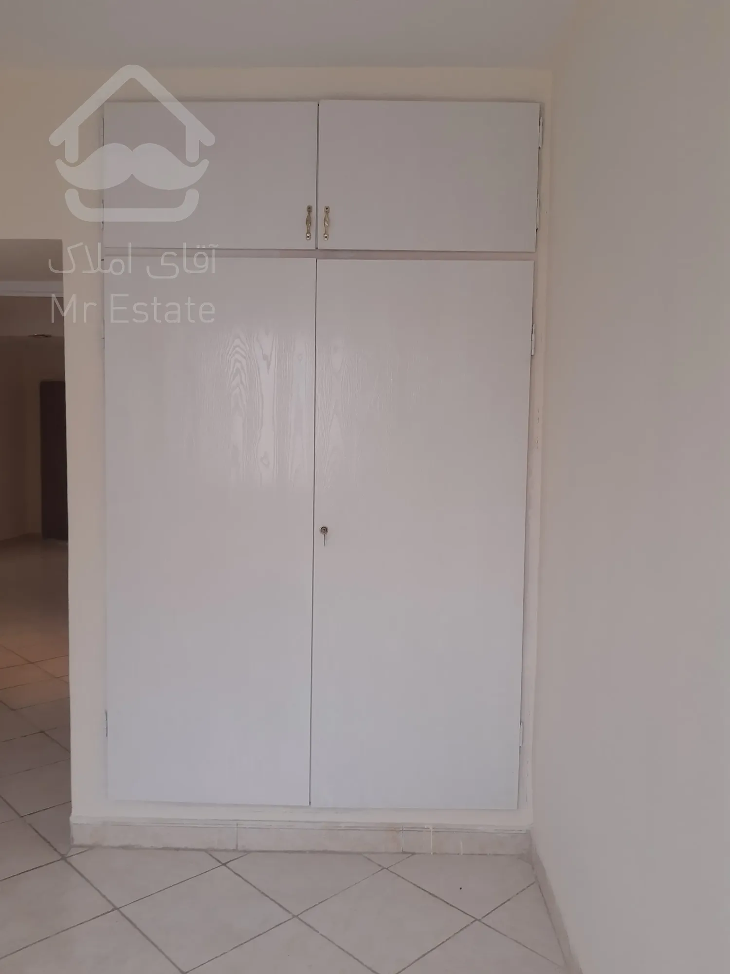 آپارتمان ۹۵ متری تک واحدی  تمیز  رنگ شده