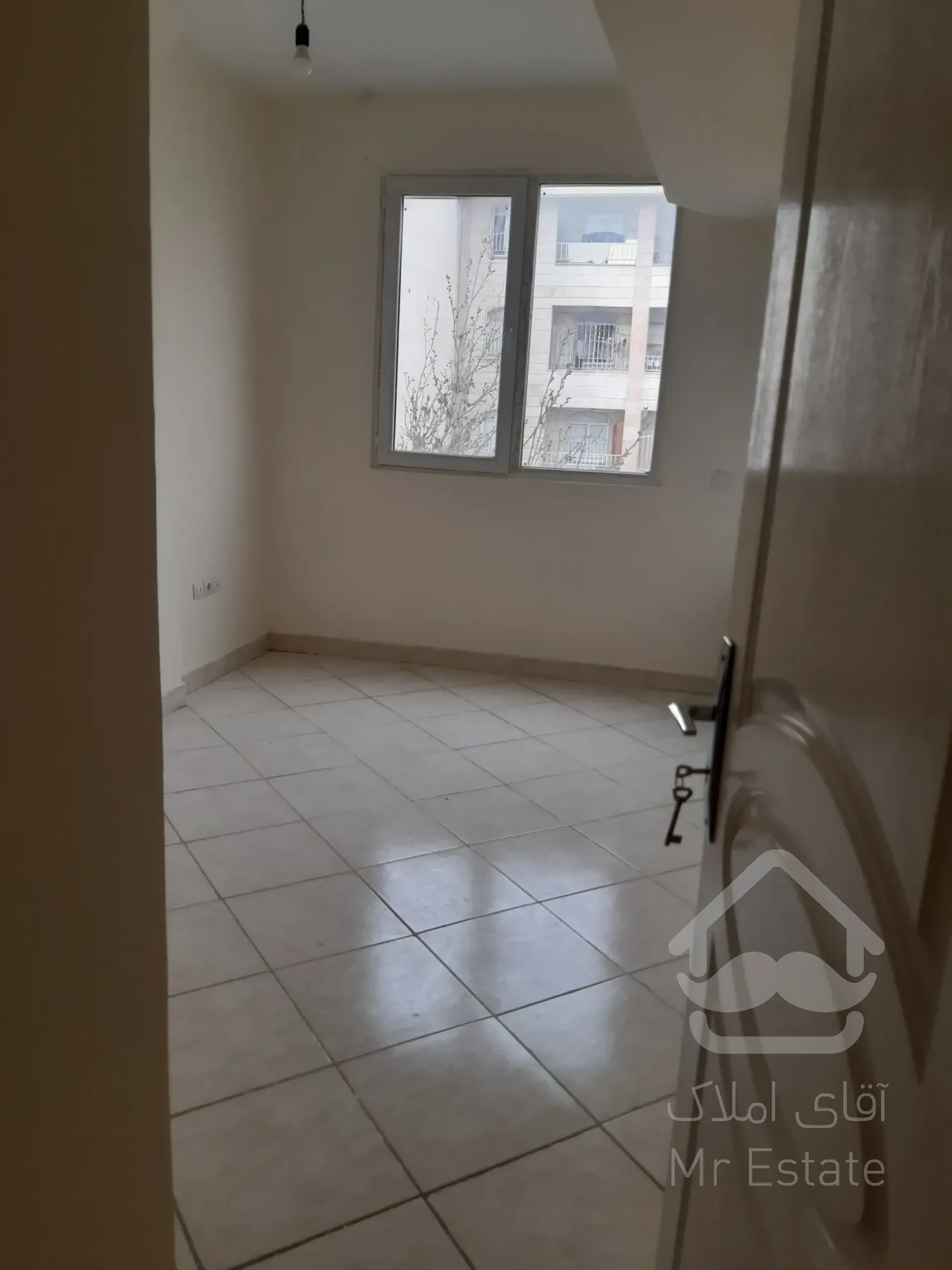 آپارتمان ۹۵ متری تک واحدی  تمیز  رنگ شده