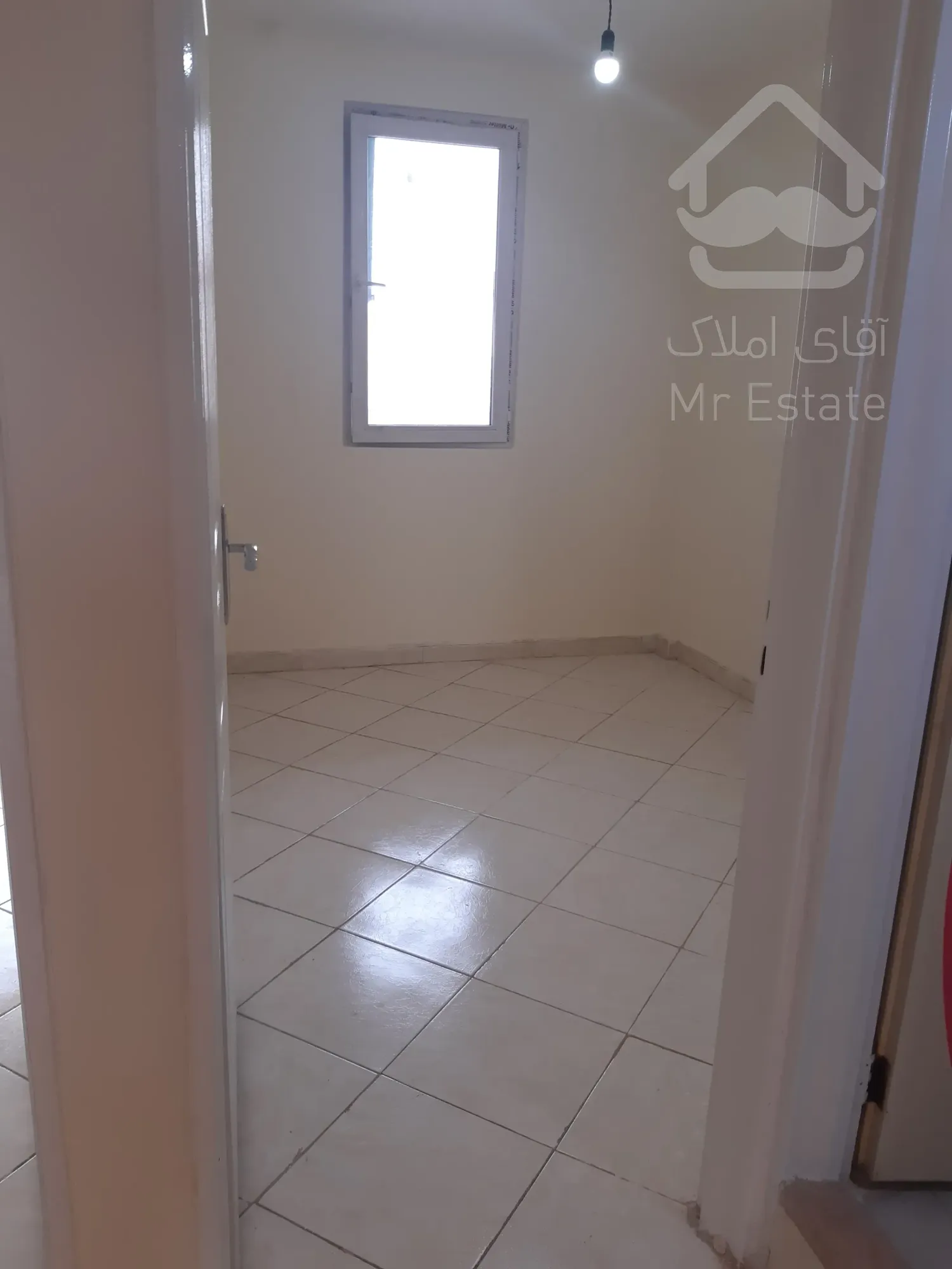 آپارتمان ۹۵ متری تک واحدی  تمیز  رنگ شده