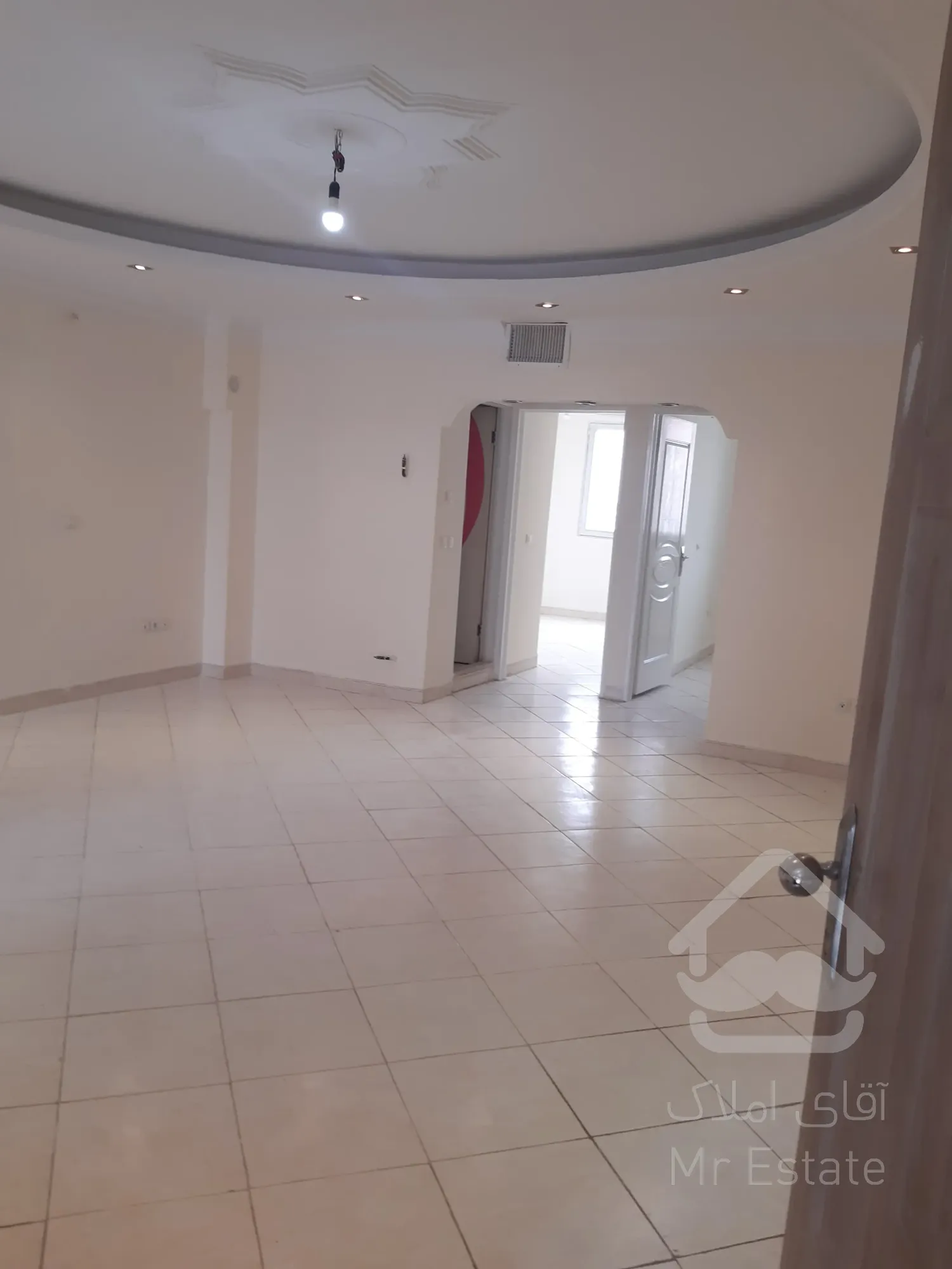 آپارتمان ۹۵ متری تک واحدی  تمیز  رنگ شده