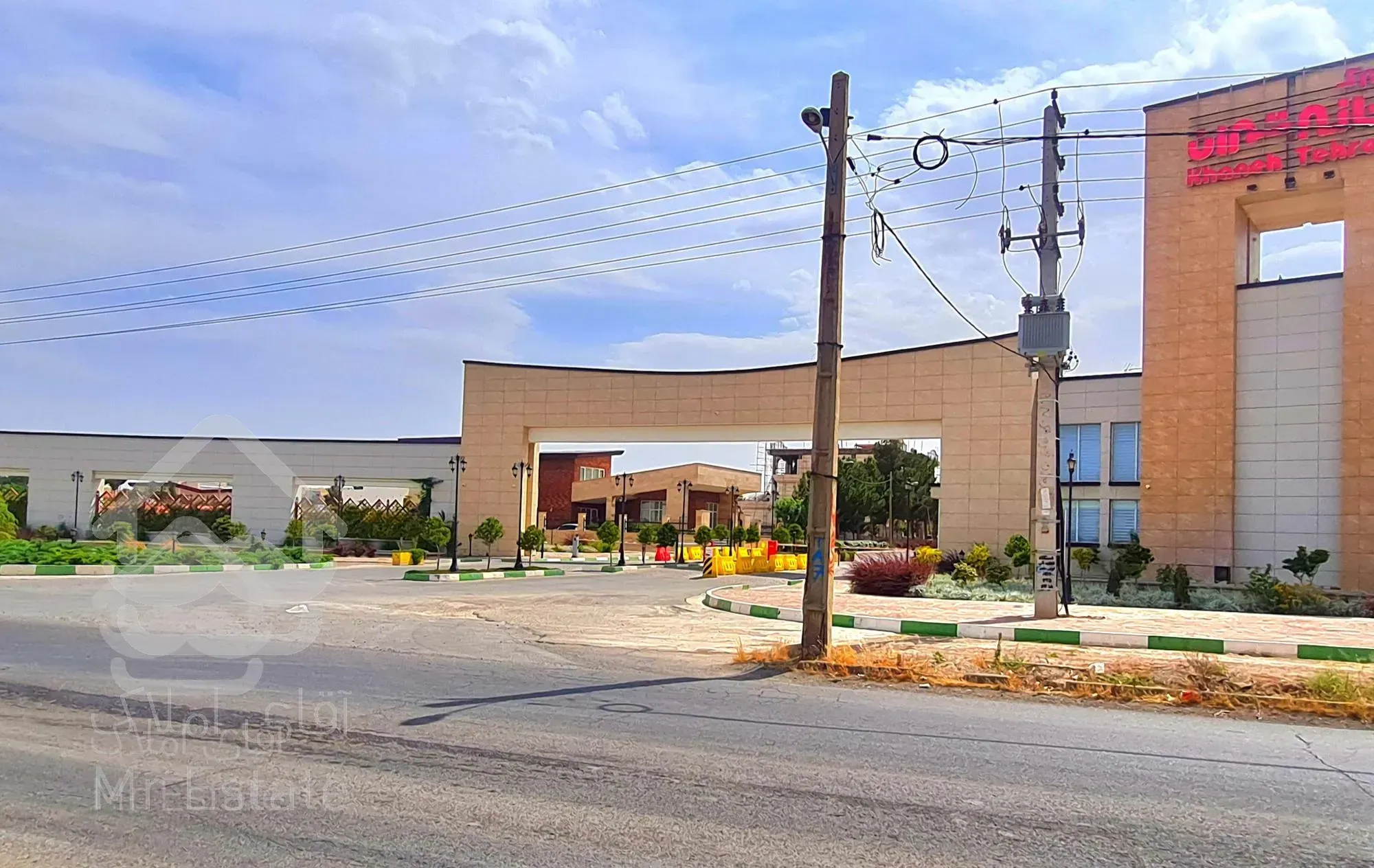 زمین 2462.4 متری واقع در بهترین نقطه ی شهرک( شاهنشین) خانه تهران