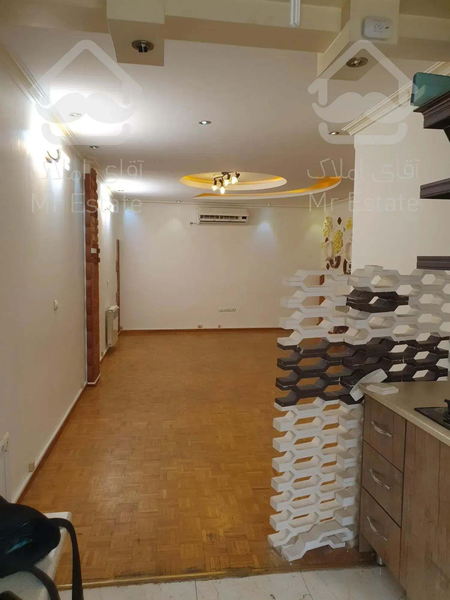 موقعیت اداری رو به خیابان ، تابلو دارد