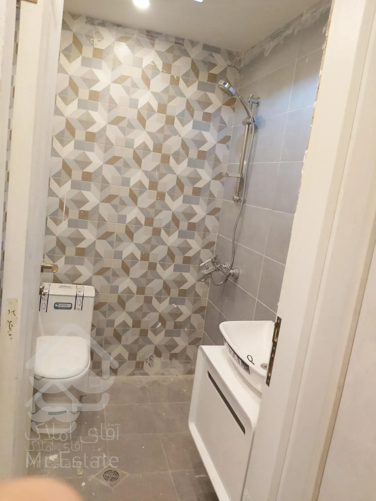 ۱۲۵ متر/جنوب میرداماد/۲ پارکینگ سندی