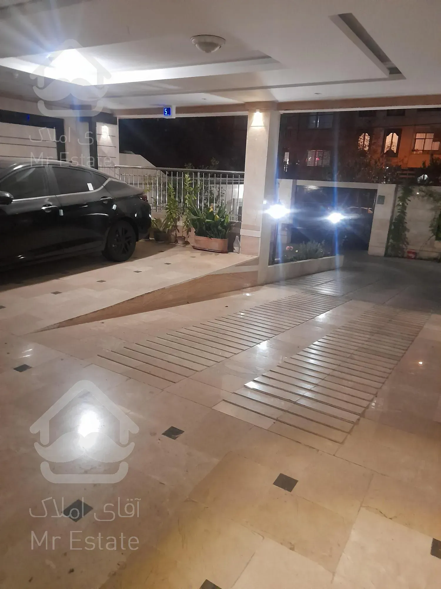 اپارتمان ۲۰۰ متر نوساز / ۲ پارکینگ سندی / تک واحدی / فرساد شرقی