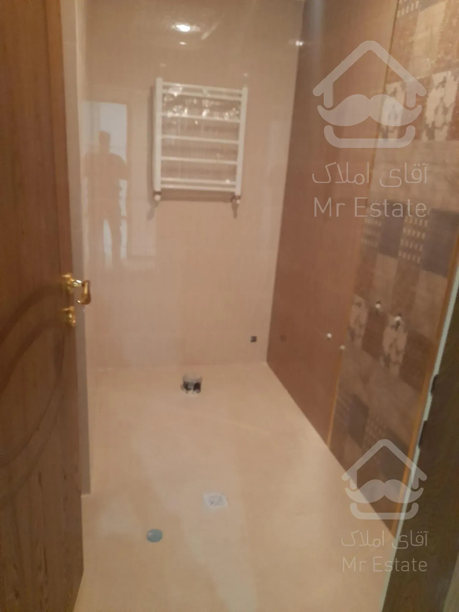 اپارتمان ۲۰۰ متر نوساز / ۲ پارکینگ سندی / تک واحدی / فرساد شرقی