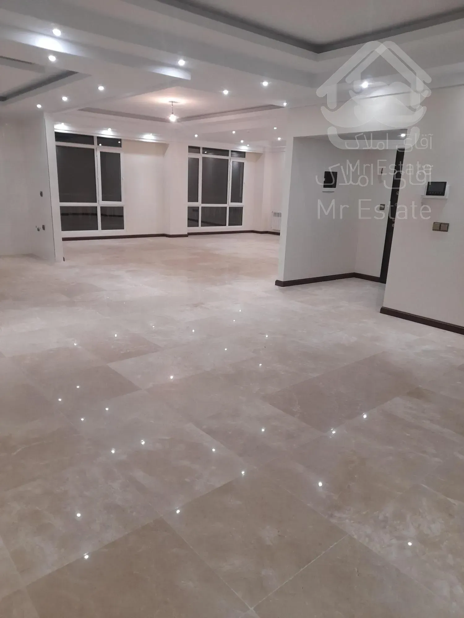 اپارتمان ۲۰۰ متر نوساز / ۲ پارکینگ سندی / تک واحدی / فرساد شرقی