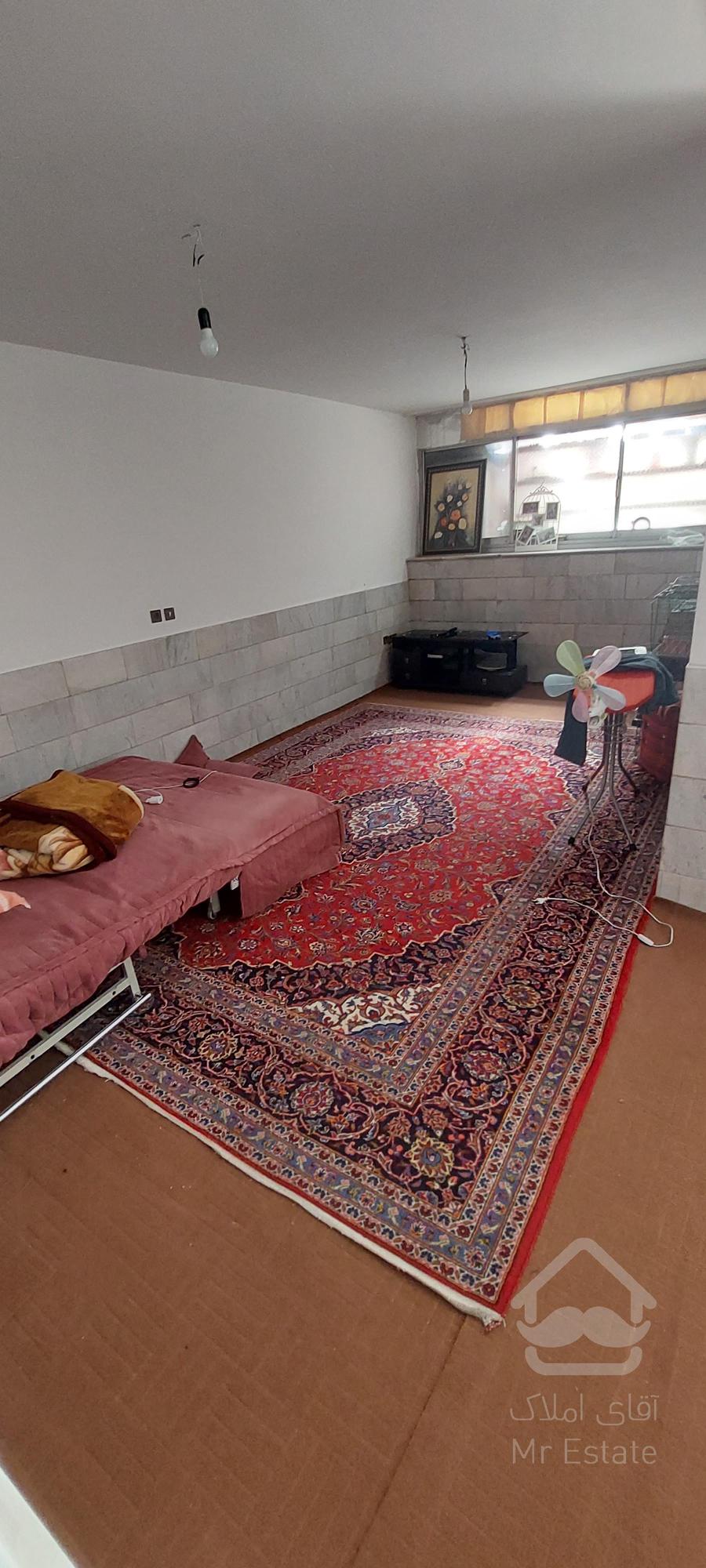 یک واحد زیر همکف ۸۵ متری تک خواب تازه موکت  و رنگ  شده شده