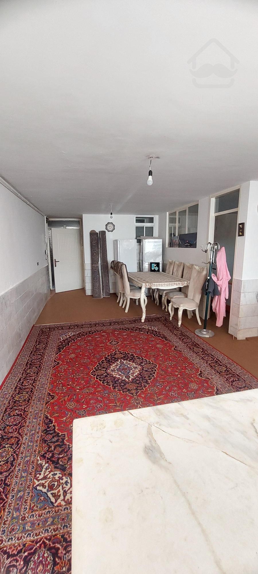 یک واحد زیر همکف ۸۵ متری تک خواب تازه موکت  و رنگ  شده شده