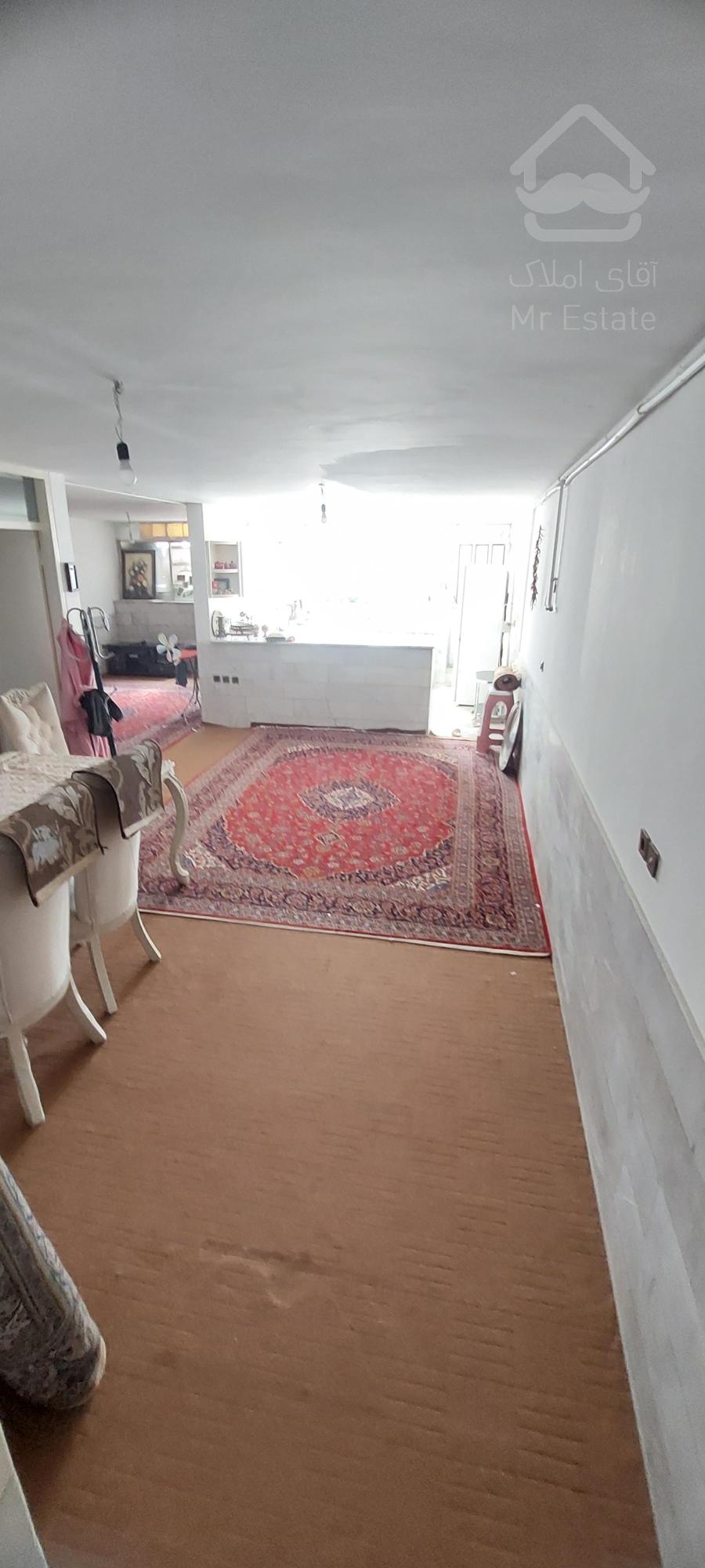 یک واحد زیر همکف ۸۵ متری تک خواب تازه موکت  و رنگ  شده شده